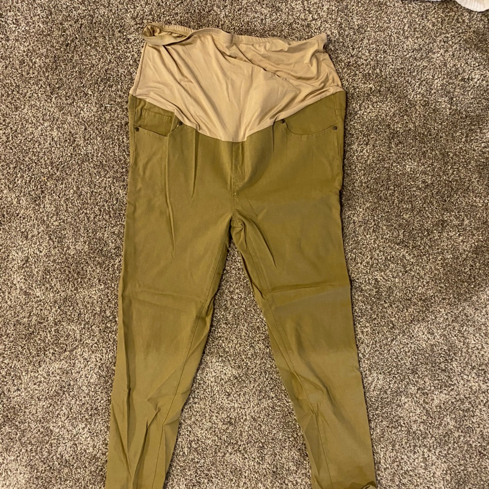 Never worn maternity pants, size 2x. Features over the belly panel.